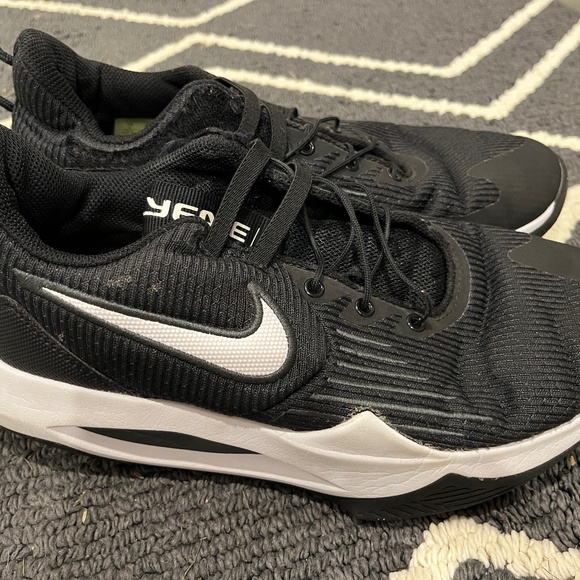 Men’s Nike size 7 OR women’s 8.5 basketball shoes - Picture 1 of 7